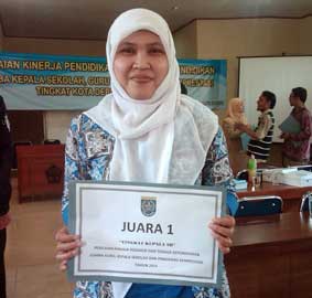  Sumiati Kepala Sekolah Teladan