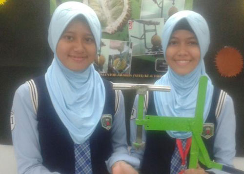  Siswi Madrasah Penemu Alat Belah Duren